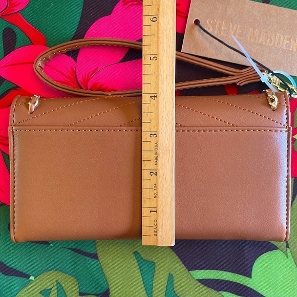 Brand New Steve Madden Cruz Cognac Trifold Snap Wristlet Wallet Gold Tone Chain - Picture 7 of 16